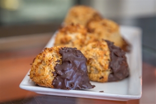 A&amp;V Chocolate Dipped Coconut Macaroons (6pc)
