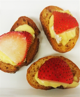 Crostini w French Brie, Strawberry &amp; Honey Drizzle